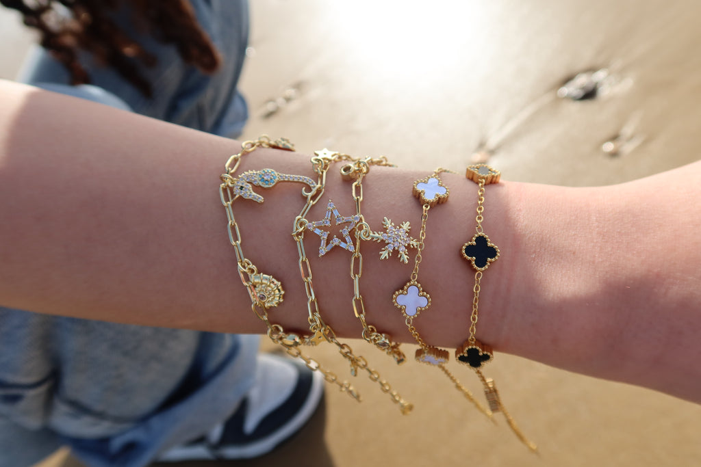 STAINLESS STEEL CLOVER BRACELET.