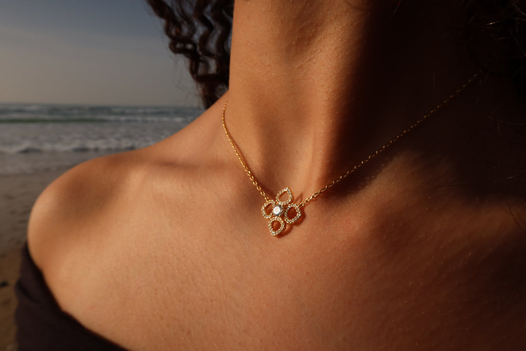 GOLDEN BLOOM NECKLACE .