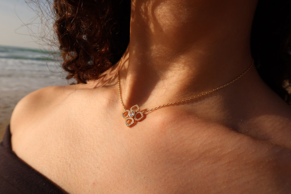 GOLDEN BLOOM NECKLACE .