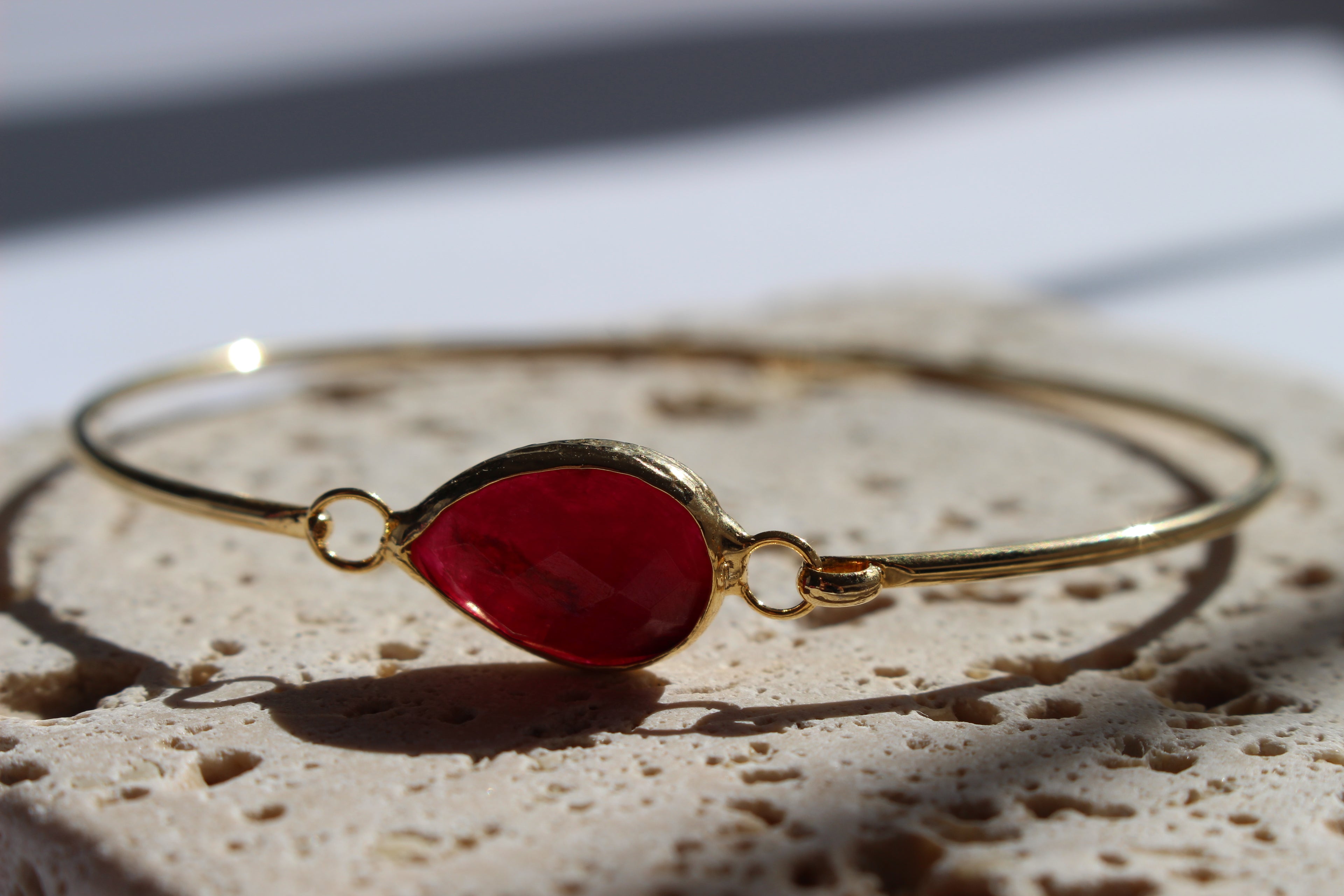 VINTAGE BURGUNDY STONE BRACELET.
