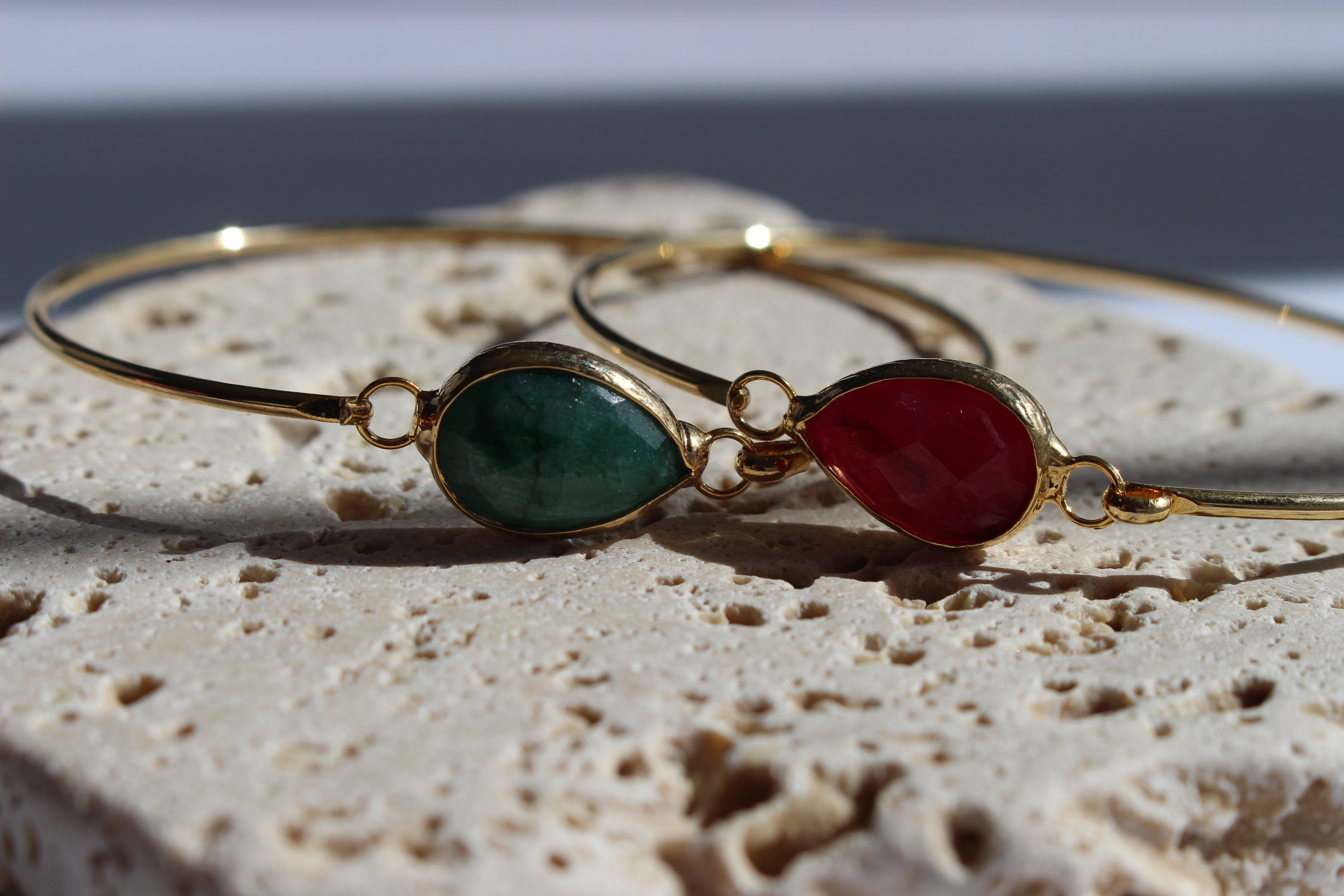VINTAGE GREEN STONE BRACELET.