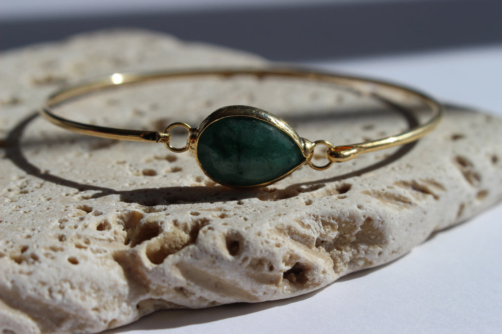 VINTAGE GREEN STONE BRACELET.