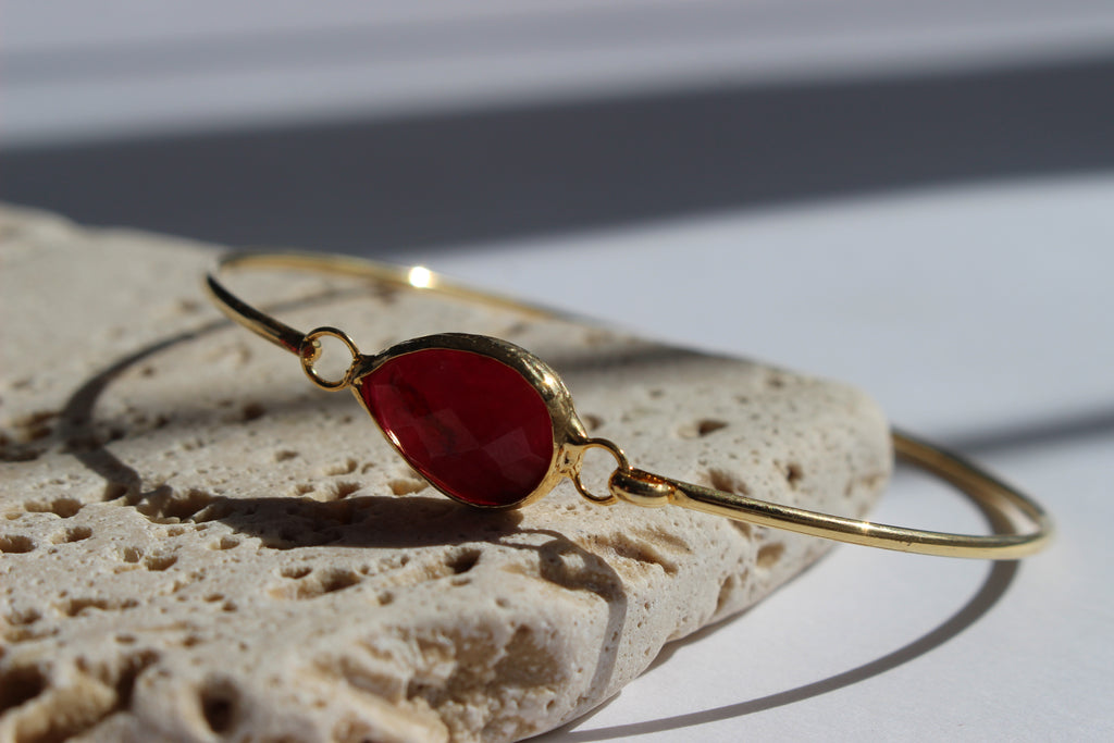 VINTAGE BURGUNDY STONE BRACELET.