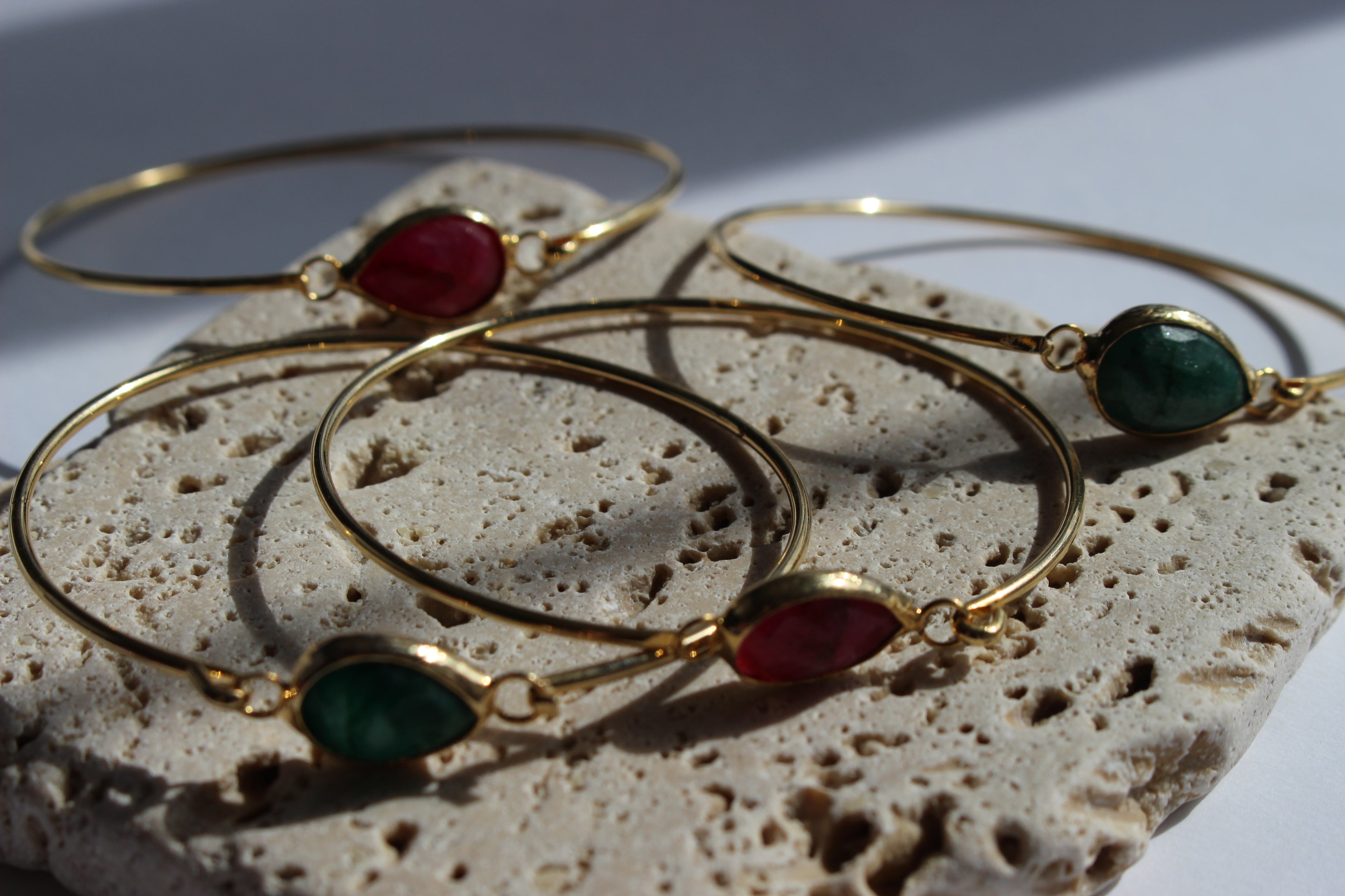 VINTAGE BURGUNDY STONE BRACELET.