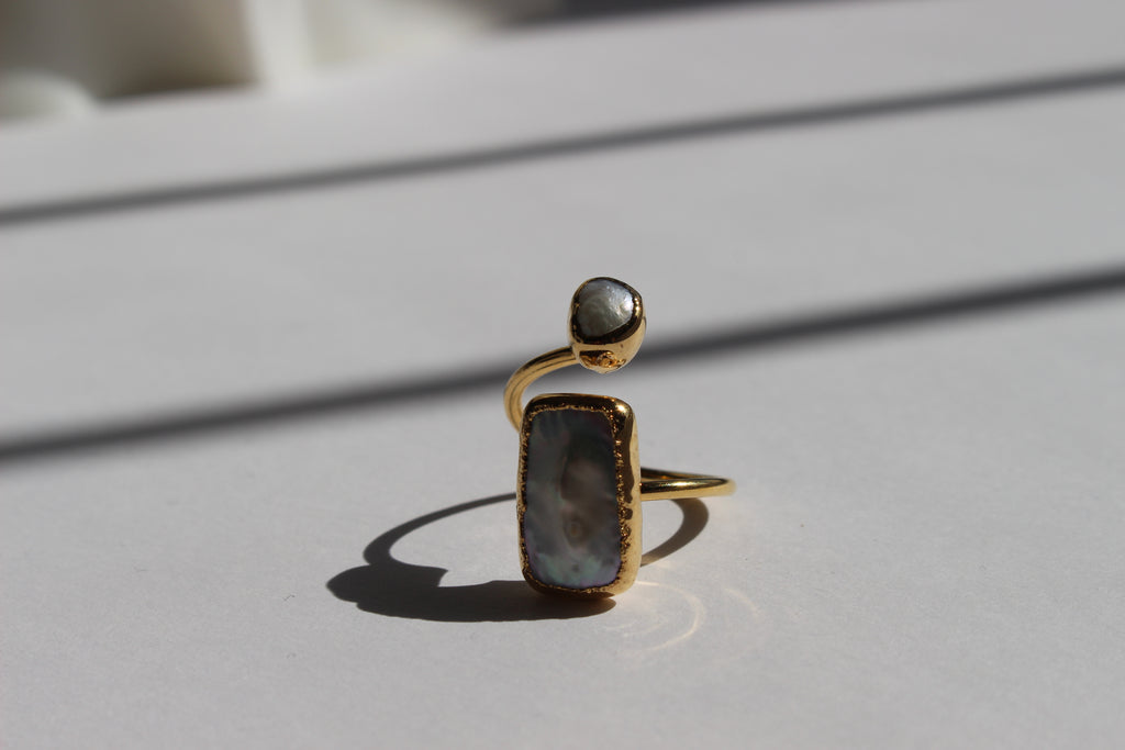 LUNA PEARL OPEN RING.