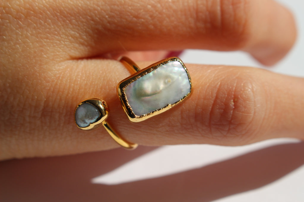 LUNA PEARL OPEN RING.