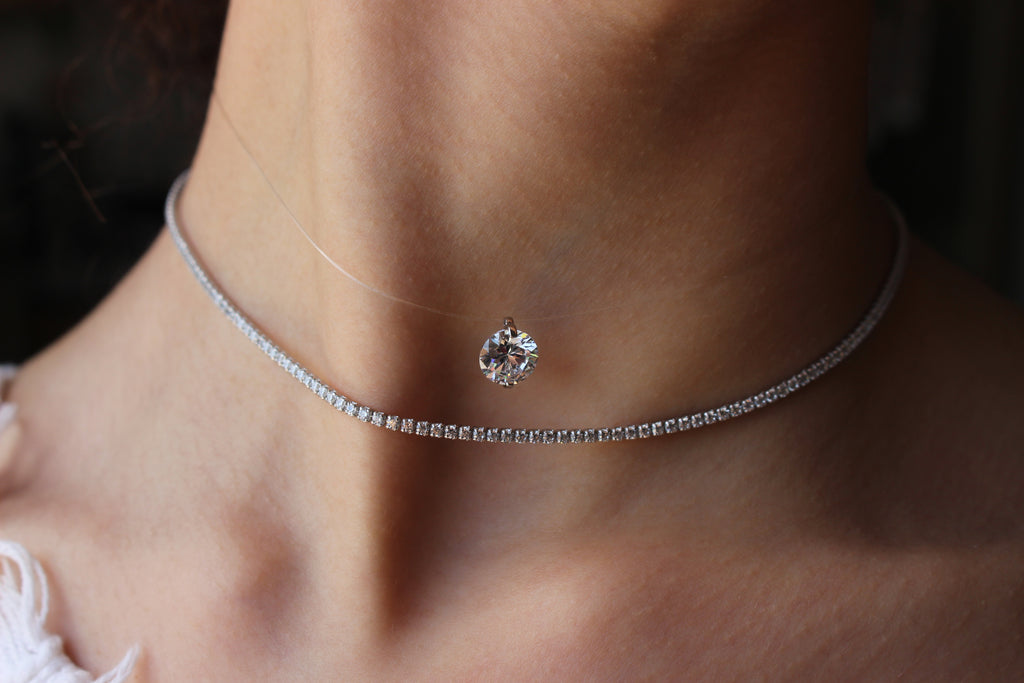 SOLITARE CRYSTAL NECKLACE .
